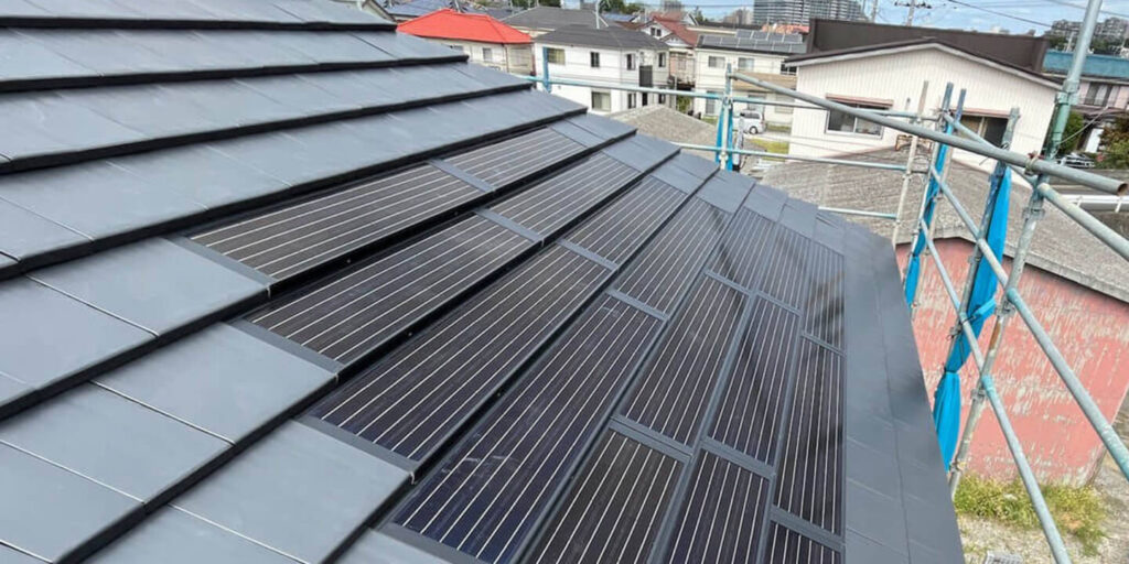 住宅の屋根に設置された瓦一体型の太陽光パネル